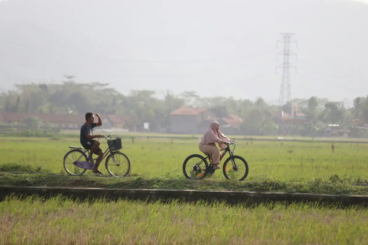 Voyage en Indonésie : Locaux faisant du vélo au milieu de rizières