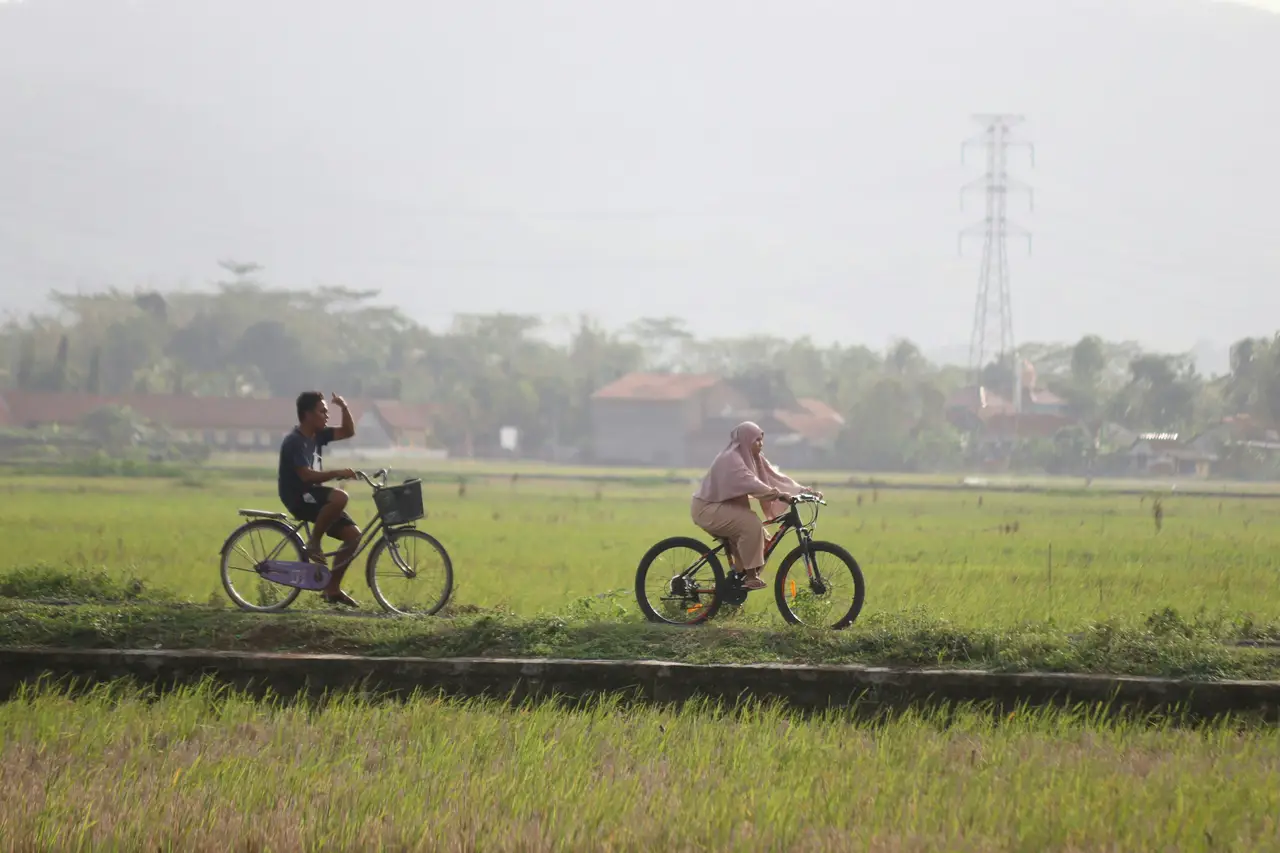 Voyage en Indonésie : Locaux faisant du vélo au milieu de rizières
