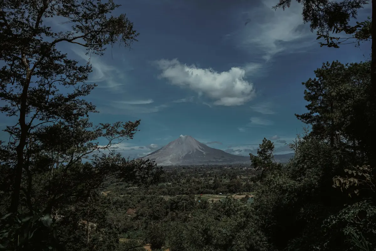 Voyage en Indonésie : Vue sur le volcan Sinabung