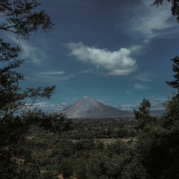 Voyage en Indonésie : Vue sur le volcan Sinabung