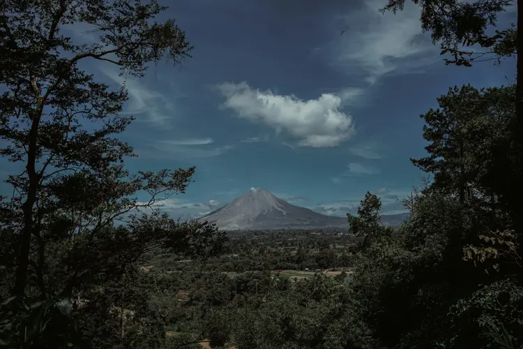 Voyage en Indonésie : Vue sur le volcan Sinabung