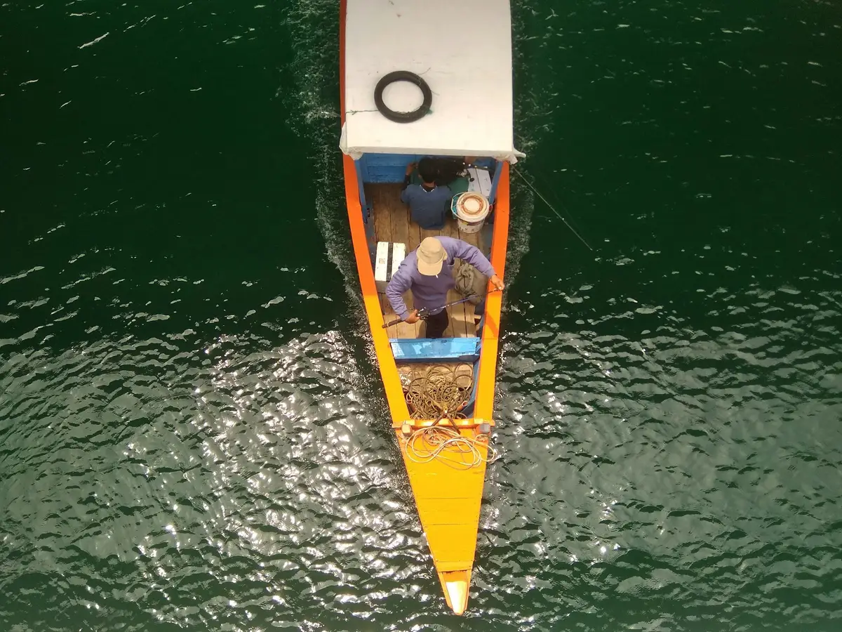 Pêcheur sur son bateau