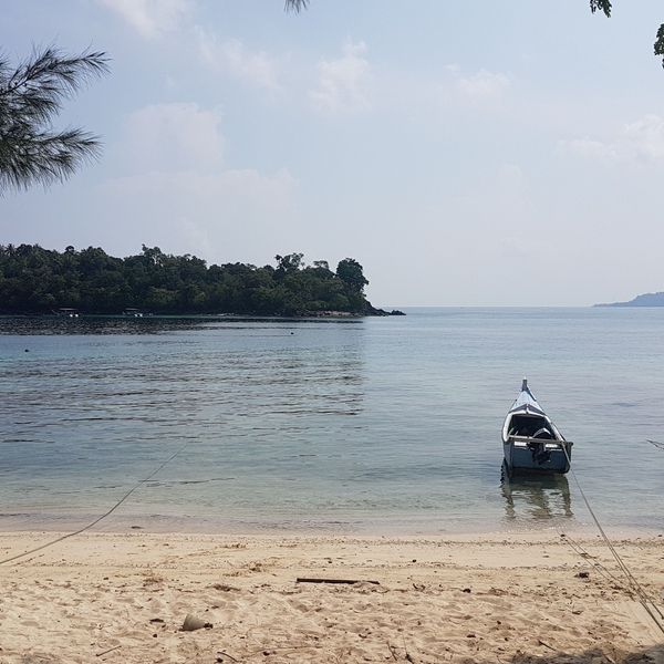 Un habitant sur son bateau sur la mer de l'île de Weh
