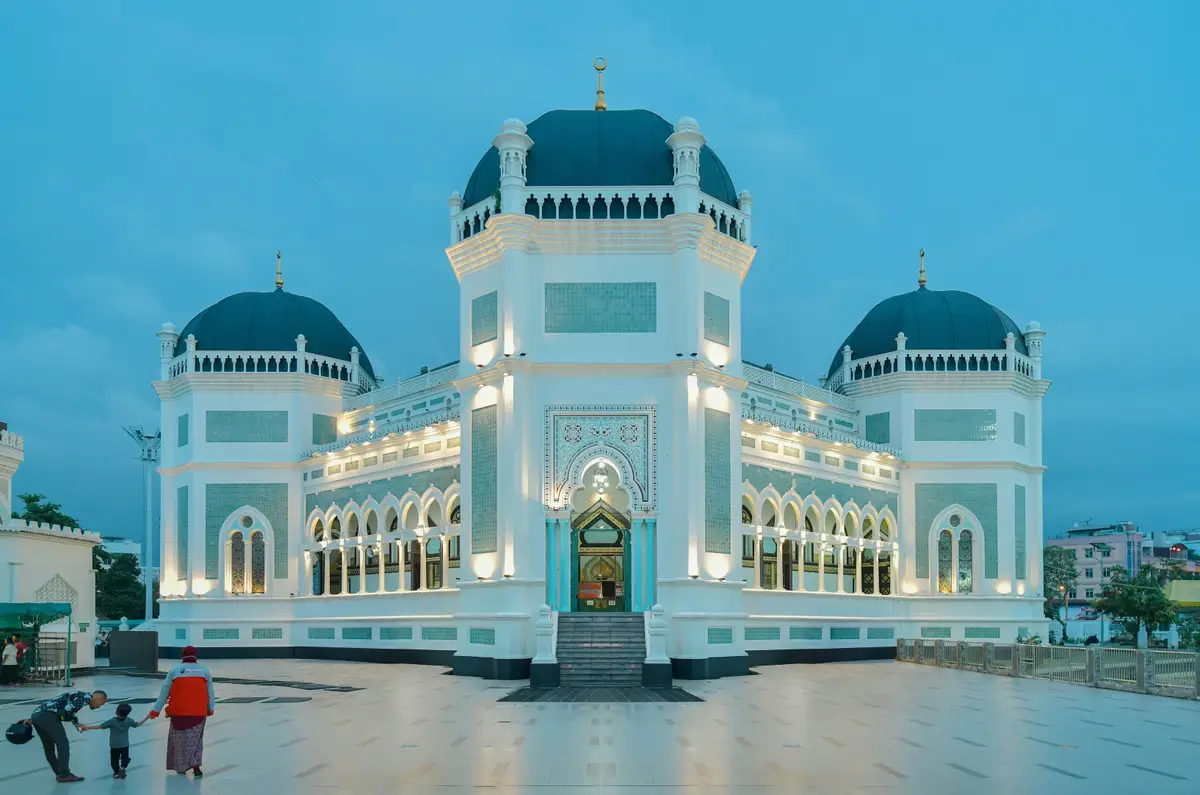 La Grande Mosquée de Medan allumée de nuit
