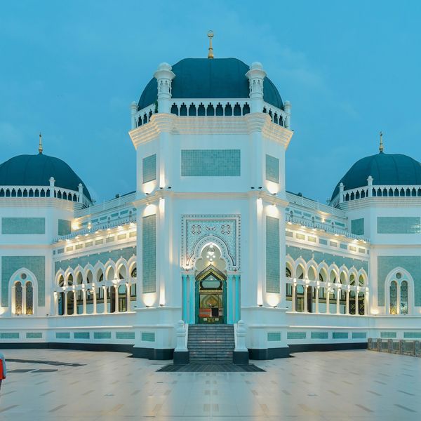 La Grande Mosquée de Medan allumée de nuit