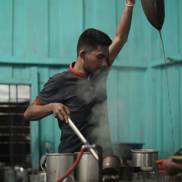 Homme préparant du café Gayo