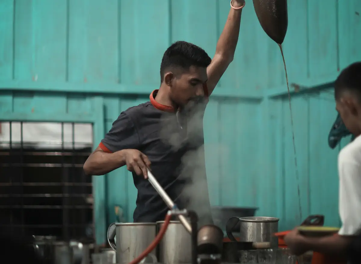 Homme préparant du café Gayo
