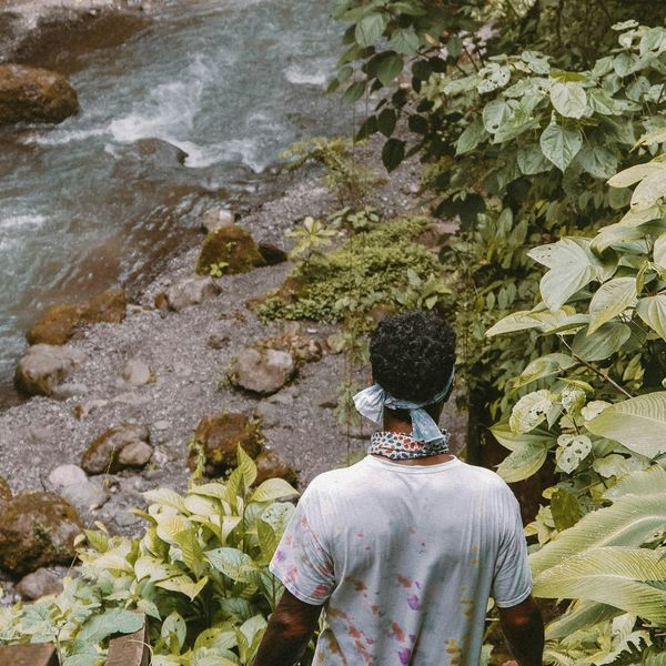 Homme se dirigeant vers une rivière