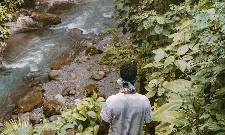 Homme se dirigeant vers une rivière
