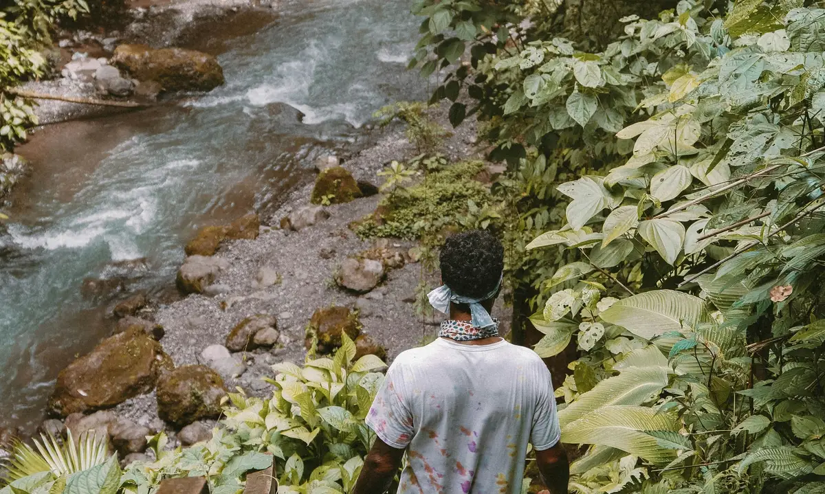 Homme se dirigeant vers une rivière