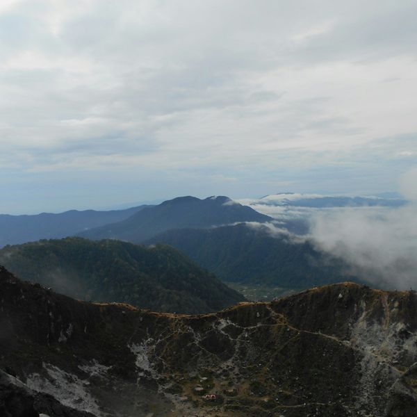 Vue panoramique sur le mont Sibayak couvert de nuages