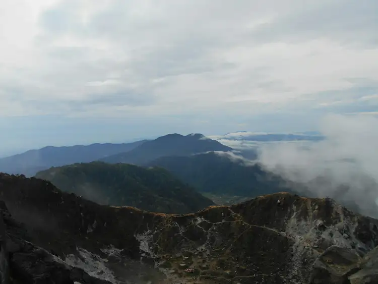 Vue panoramique sur le mont Sibayak couvert de nuages