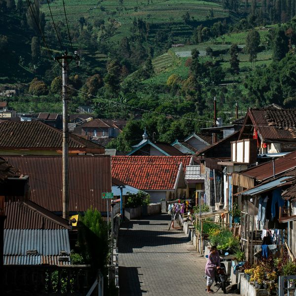 Village de Un village de Sumatra avec vue sur des montagnes en arrière plan
