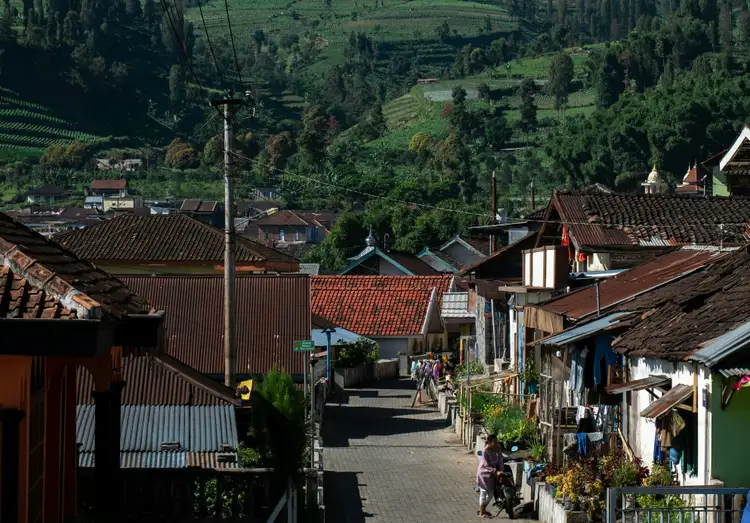 Village de Un village de Sumatra avec vue sur des montagnes en arrière plan