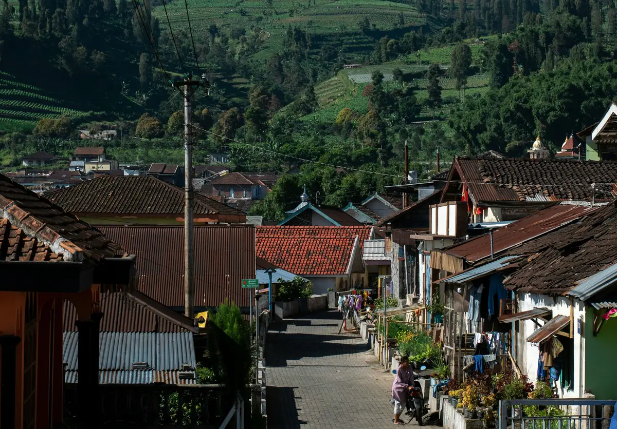 Village de Un village de Sumatra avec vue sur des montagnes en arrière plan