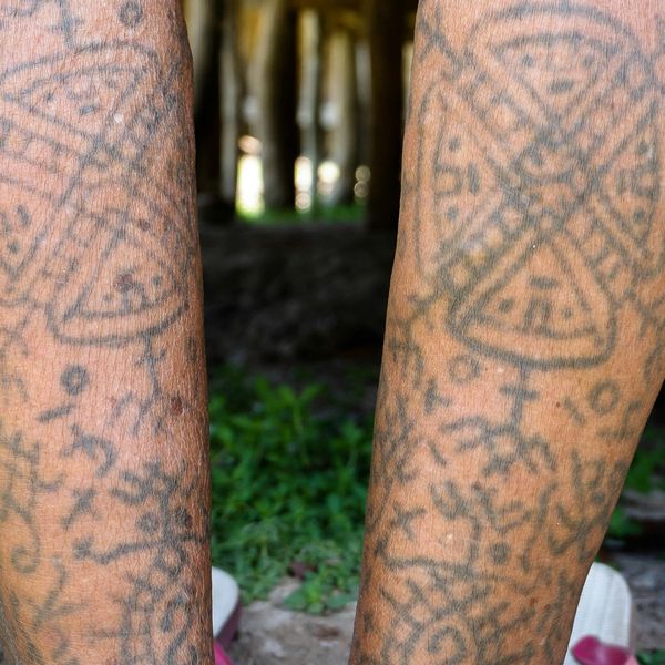 Voyage en Indonésie : Tatouages traditionnels sur les jambes d'un habitant Mentawai